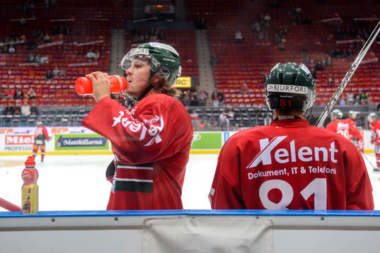 Frölundas Sebastian Stålberg dricker innan en