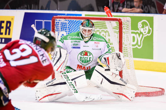 Frölundas Nicklas Lasu  och Rögles målvakt Oscar Dansk