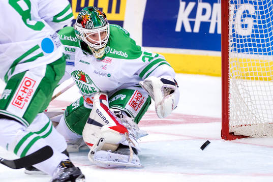 Rögles målvakt Oscar Dansk kastar sig