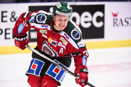 Frölundas Nicklas Lasu  grinar illa