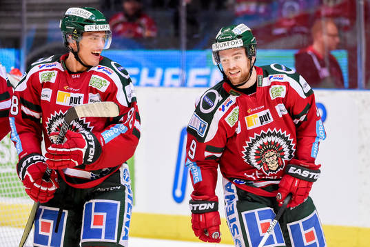 Frölundas Andreas Johnson och Spencer Abbott jublar