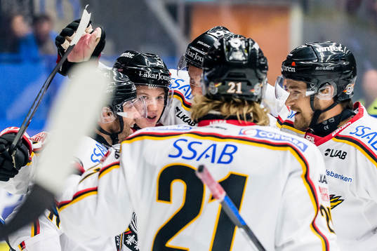 Luleås Toni Rajala blir omfamnad och jublar