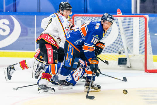 Växjös Richard Gynge jagas av Luleås Marcus Oskarsson