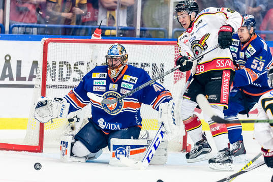 Luleås Johan Forsberg oroar framför Växjös målvakt