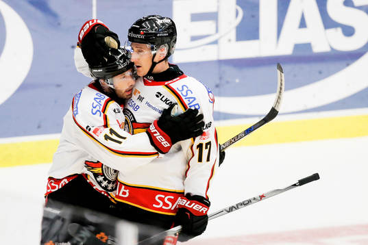 Luleås Jacob Micflikier och Bill Sweatt jublar