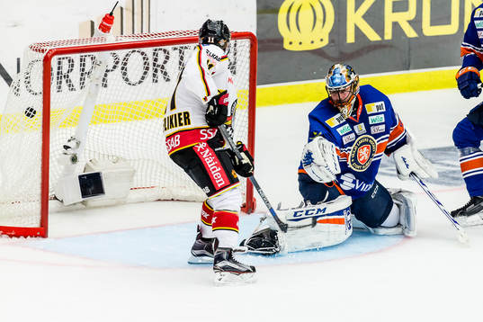 Luleås Bill Sweatt (ej i bild) gör mål 0-2 bakom