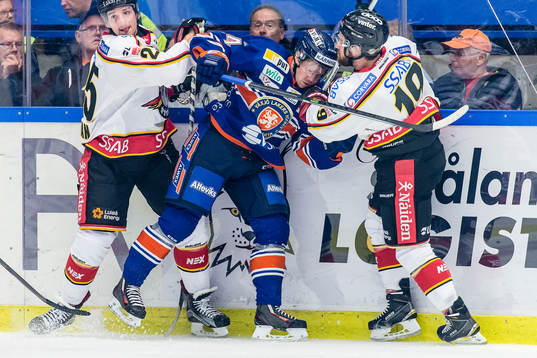 Luleås Anton Hedman och Jacob Lagace tacklar Växjös