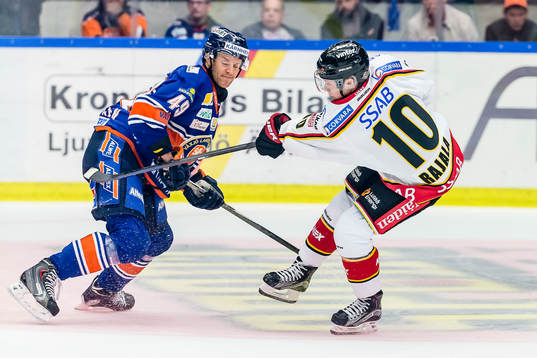 Luleås Toni Rajala rundar Växjös Ilkka Heikkinen