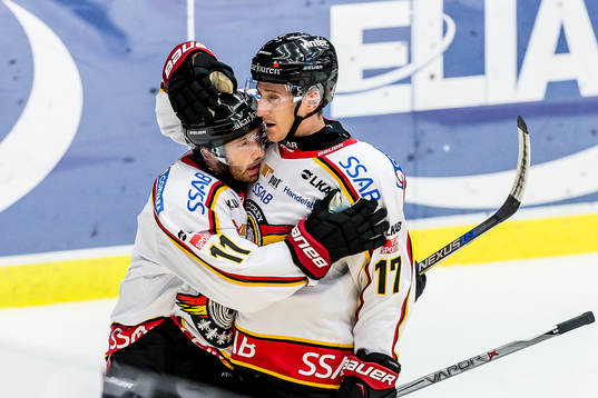 Luleås Jacob Micflikier och Bill Sweatt jublar