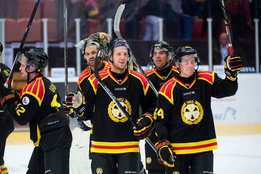Brynäs spelare jublar