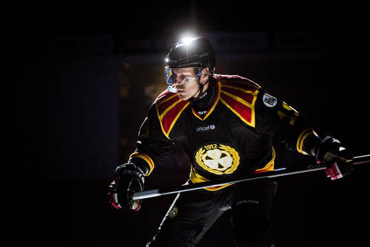 Brynäs Anssi Salmela före ishockeymatchen i SHL mellan