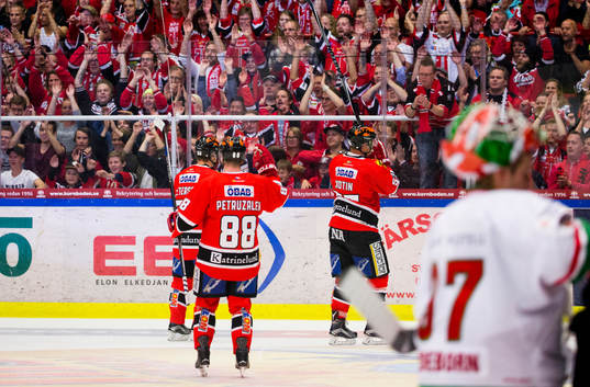 Örebros Jakub Petruzalek firar med fansen
