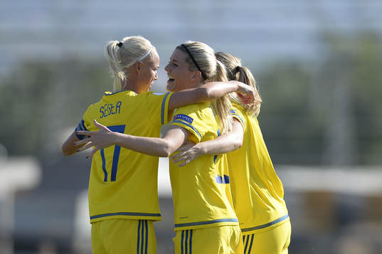 Sveriges Caroline Seger och Olivia Schough jublar