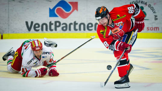 Örebros Jakub Petruzalek och Modos Oscar Hedman