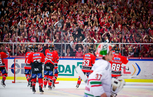 Örebros Jakub Petruzalek firar med fansen