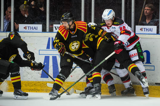 Malmö Redhawks Peter Mueller tacklas