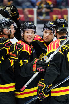 Brynäs Pathrik Westerholm och Mattias Nörstebö jublar