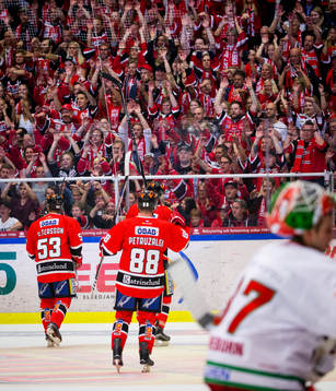 Örebros Jakub Petruzalek firar med fansen