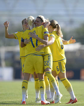 Sveriges Caroline Seger och Olivia Schough jublar