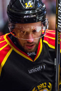 Brynäs Jesper Ollas blöder i ansiktet