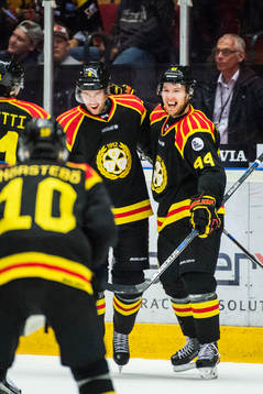 Brynäs Mathias Porseland och Jacob Blomqvist jublar