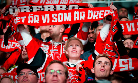 Örebros supportrar jublar med halsduk