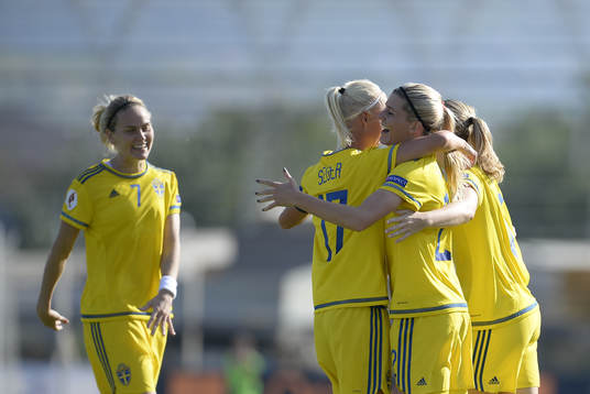 Sveriges Caroline Seger och Olivia Schough jublar