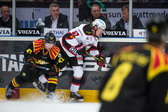 Brynäs Greg Scott tacklar Malmö Redhawks Johan Ivarsson