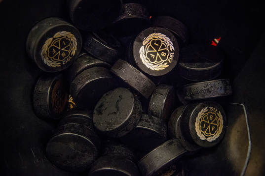Puckar i hink före ishockeymatchen i SHL mellan Brynäs
