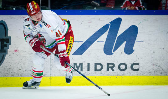 Modos Carl Grundström har klubban upp och ned