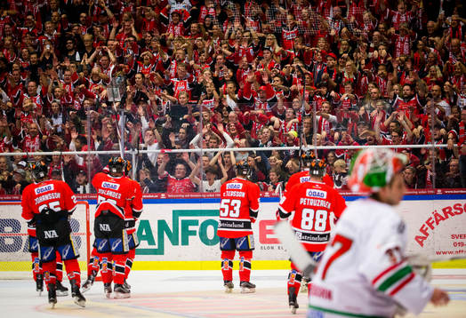 Örebros Jakub Petruzalek firar med fansen