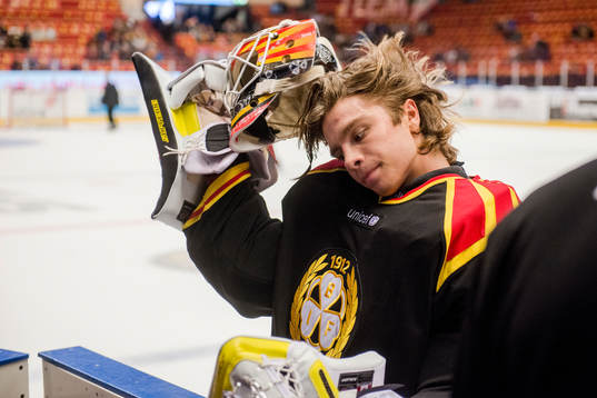 Brynäs målvakt Felix Sandström före ishockeymatchen i