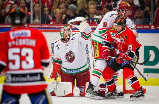 Modos målvakt Adam Reideborn plockar pucken