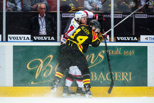 Malmö Redhawks Nils Andersson tacklas utav Brynäs Johan