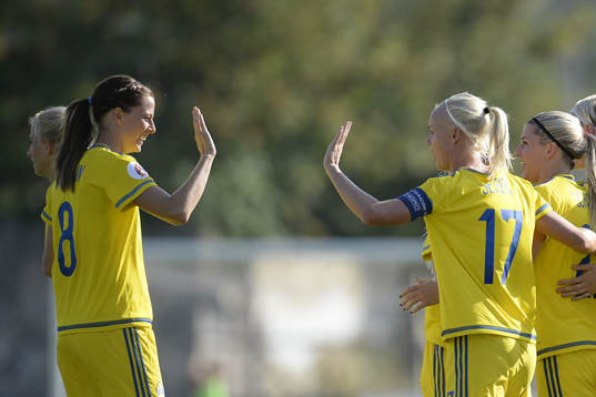 Sveriges Lotta Schelin och Caroline Seger jublar