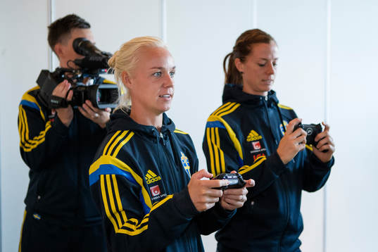 Sveriges Caroline Seger och Lotta Schelin möter varandra i