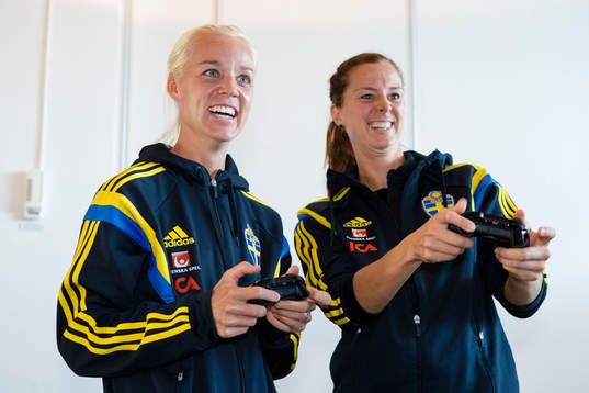 Sveriges Caroline Seger och Lotta Schelin möter varandra i