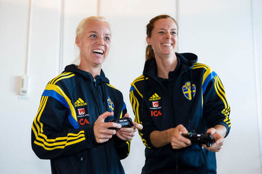 Sveriges Caroline Seger och Lotta Schelin möter varandra i