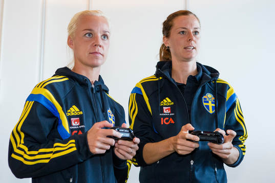 Sveriges Caroline Seger och Lotta Schelin möter varandra i