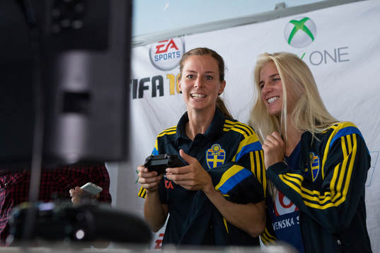 Sveriges Lotta Schelin och Sofia Jakobsson provar det nya