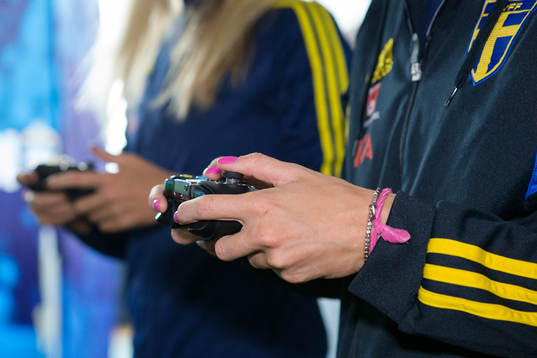 Sveriges damlandslag provar det nya tv-spelet FIFA 16