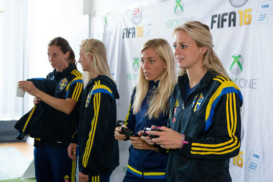 Sveriges Linda Sembrant och Amanda Ilestedt provar det nya