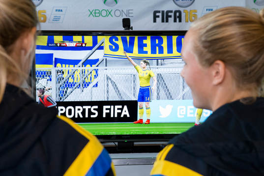 Sveriges damlandslag provar det nya tv-spelet FIFA 16