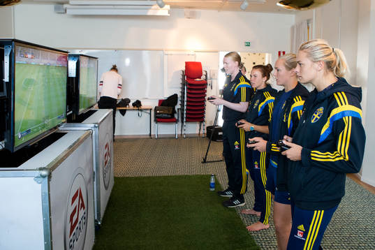 Sveriges damlandslag provar det nya tv-spelet FIFA 16