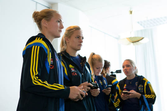 Sveriges Magdalena Ericsson och Fridolina Rolfö provar det