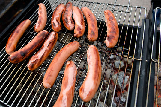 Korv på grillning före fotbollsmatchen i Allsvenskan