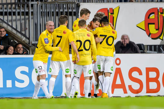 Falkenbergs Stefan Rodevåg jublar och omfamnas av laget