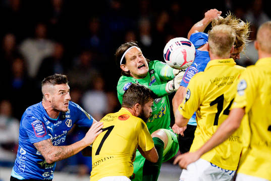 Halmstads James Keene och Falkenbergs målvakt Otto Martler