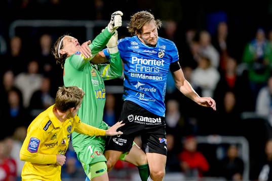Falkenbergs målvakt Otto Martler och Halmstads Fredrik