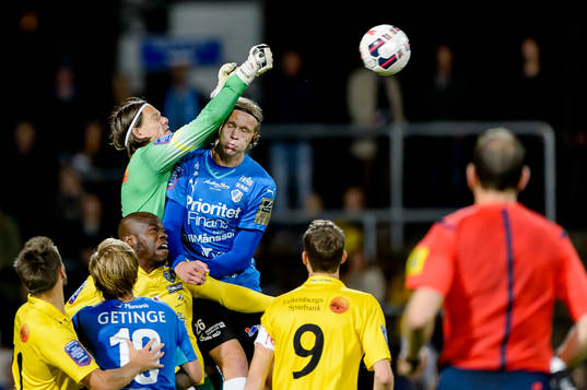 Falkenbergs målvakt Otto Martler och Halmstads Alexander